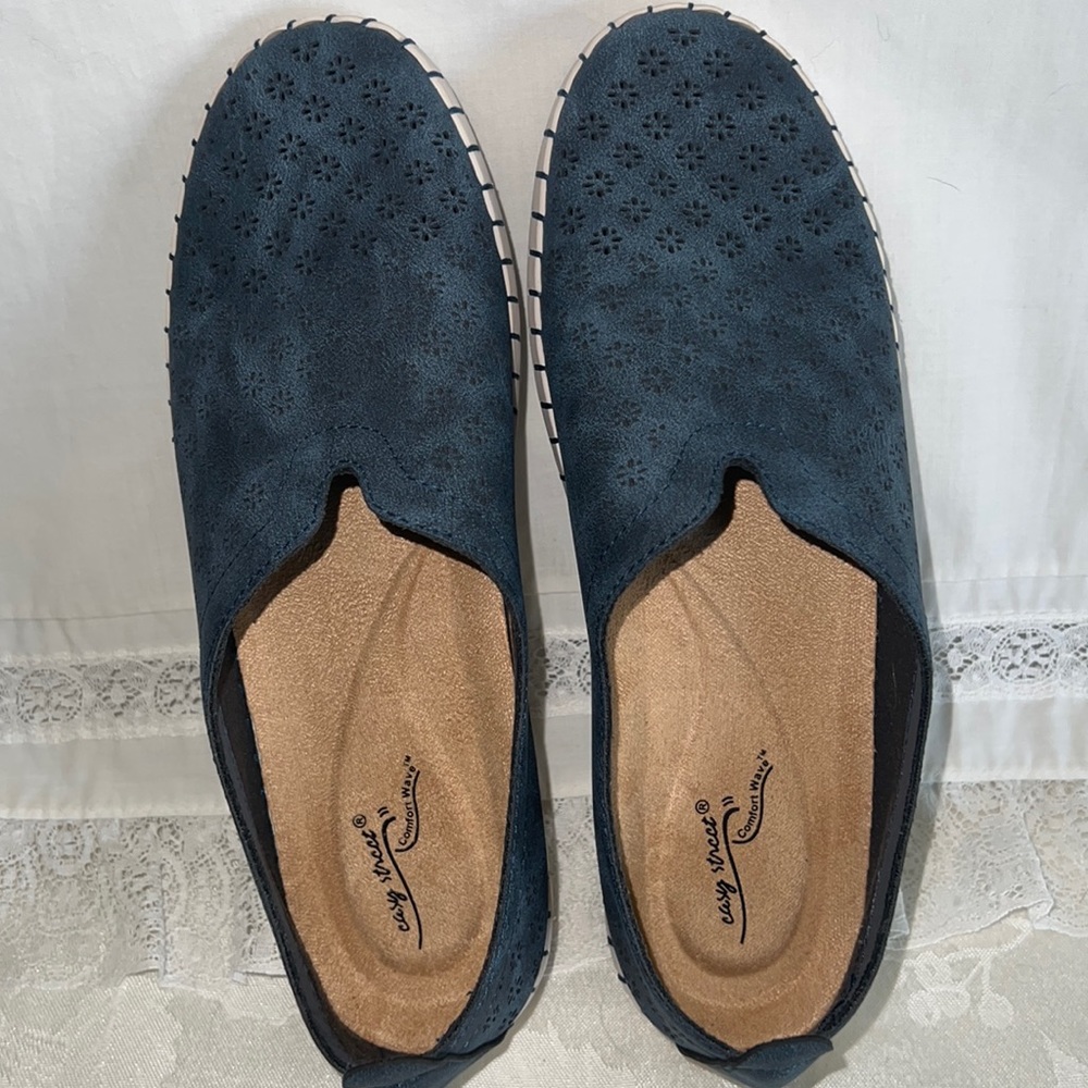 EASY STREET. COMFORT WAVE. WOMENS SIZE 6M, NAVY BLUE